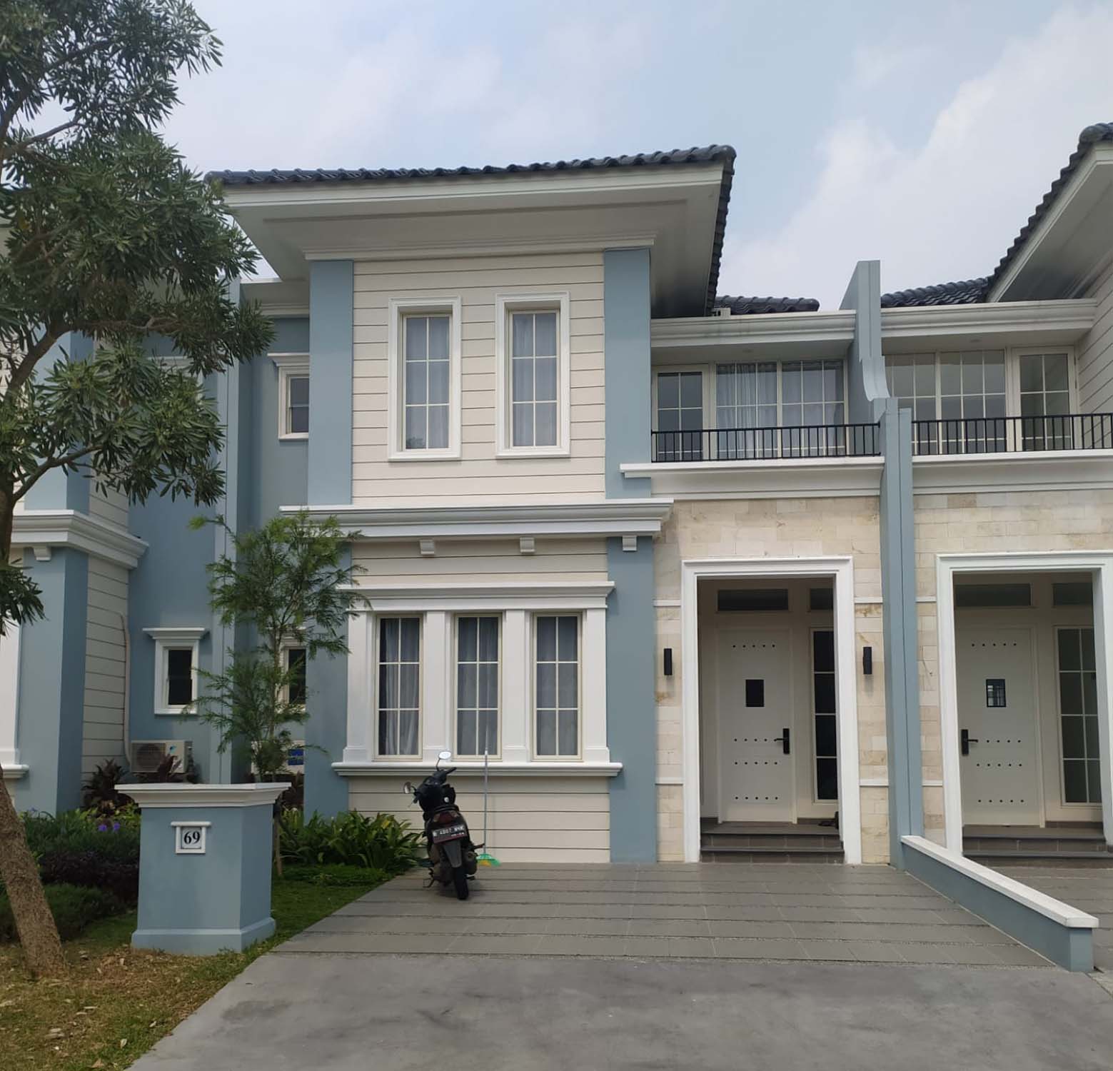 Rumah Classic Modern Balcony - 2 Lt